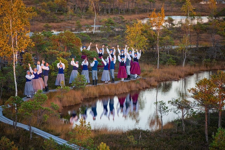 32 deju kolektīvi no dažādiem Latvijas novadiem dejo Lielajā Ķemeru tīrelī. Foto: Artis Veigurs 307900