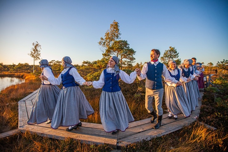 32 deju kolektīvi no dažādiem Latvijas novadiem dejo Lielajā Ķemeru tīrelī. Foto: Artis Veigurs 307901