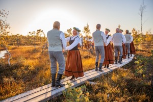 32 deju kolektīvi no dažādiem Latvijas novadiem dejo Lielajā Ķemeru tīrelī. Foto: Artis Veigurs 12