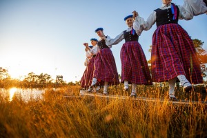 32 deju kolektīvi no dažādiem Latvijas novadiem dejo Lielajā Ķemeru tīrelī. Foto: Artis Veigurs 13
