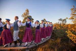 32 deju kolektīvi no dažādiem Latvijas novadiem dejo Lielajā Ķemeru tīrelī. Foto: Artis Veigurs 16
