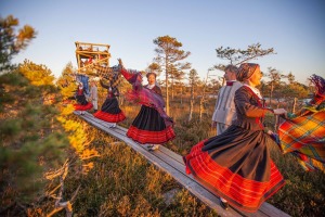 32 deju kolektīvi no dažādiem Latvijas novadiem dejo Lielajā Ķemeru tīrelī. Foto: Artis Veigurs 19