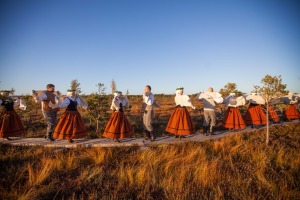 32 deju kolektīvi no dažādiem Latvijas novadiem dejo Lielajā Ķemeru tīrelī. Foto: Artis Veigurs 26