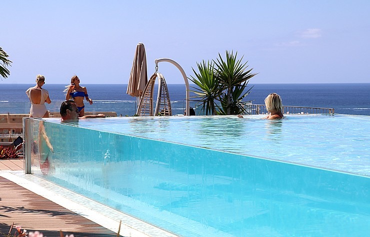 Travelnews.lv izbauda luksus viesnīcas «Hotel Vulcano» jumta baseinu ar skatu uz Kosta Adehe Tenerifē 308692