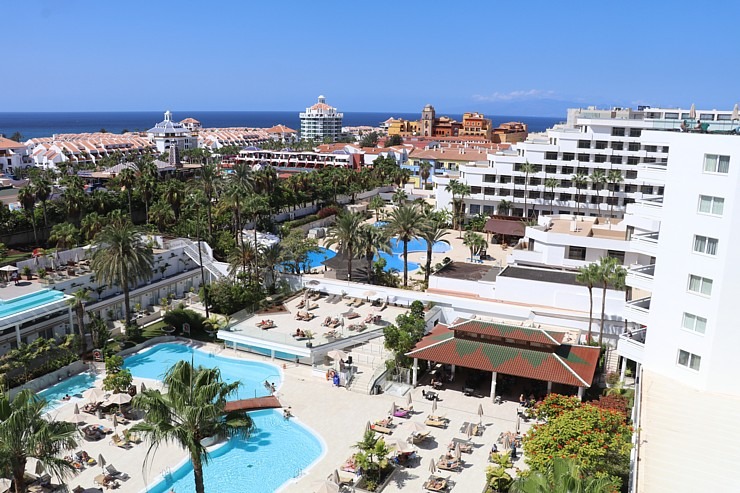 Travelnews.lv izbauda luksus viesnīcas «Hotel Vulcano» jumta baseinu ar skatu uz Kosta Adehe Tenerifē 308703