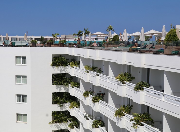 Travelnews.lv izbauda luksus viesnīcas «Hotel Vulcano» jumta baseinu ar skatu uz Kosta Adehe Tenerifē 308704