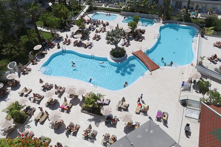 Travelnews.lv izbauda luksus viesnīcas «Hotel Vulcano» jumta baseinu ar skatu uz Kosta Adehe Tenerifē 308705