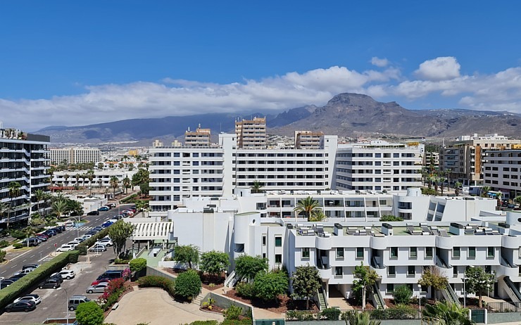 Travelnews.lv izbauda luksus viesnīcas «Hotel Vulcano» jumta baseinu ar skatu uz Kosta Adehe Tenerifē 308706