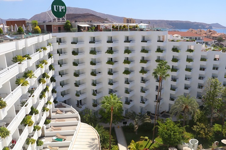 Travelnews.lv izbauda luksus viesnīcas «Hotel Vulcano» jumta baseinu ar skatu uz Kosta Adehe Tenerifē 308707