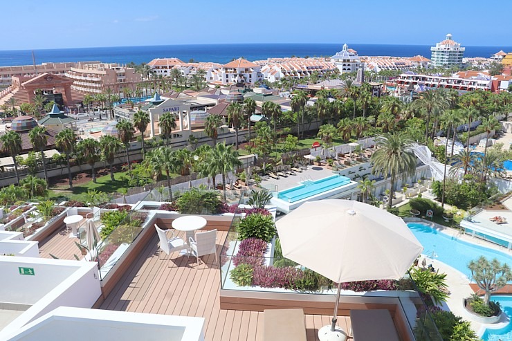 Travelnews.lv izbauda luksus viesnīcas «Hotel Vulcano» jumta baseinu ar skatu uz Kosta Adehe Tenerifē 308710