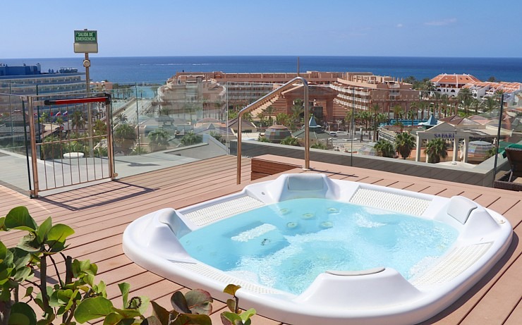 Travelnews.lv izbauda luksus viesnīcas «Hotel Vulcano» jumta baseinu ar skatu uz Kosta Adehe Tenerifē 308717