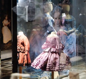 Modes muzejā atklāta un apskatāma jauna izstāde «Māte un bērns». Foto: Māris Morkāns 7