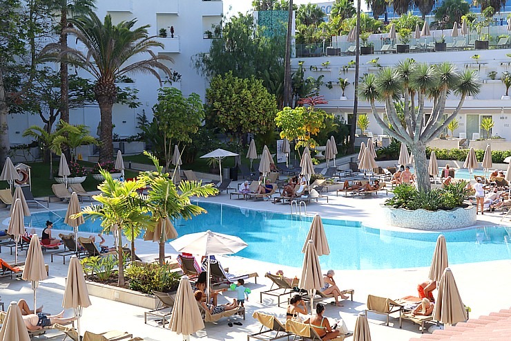 Tenerifes luksus viesnīcas «Hotel Vulcano» viesi izbauda mākslinieku priekšnesumus 308946