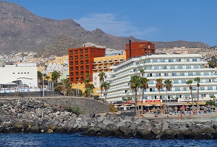 Travelnews.lv ar katamarānu dodas Atlantijas okeānā gar Tenerifes salas piekrasti 309655