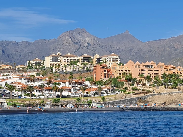 Travelnews.lv ar katamarānu dodas Atlantijas okeānā gar Tenerifes salas piekrasti 309658