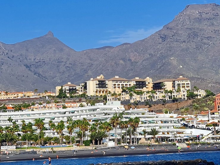 Travelnews.lv ar katamarānu dodas Atlantijas okeānā gar Tenerifes salas piekrasti 309660