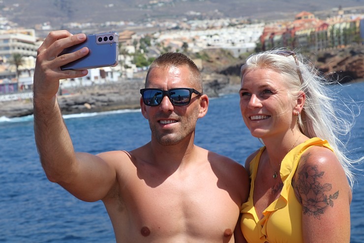Travelnews.lv ar katamarānu dodas Atlantijas okeānā gar Tenerifes salas piekrasti 309666