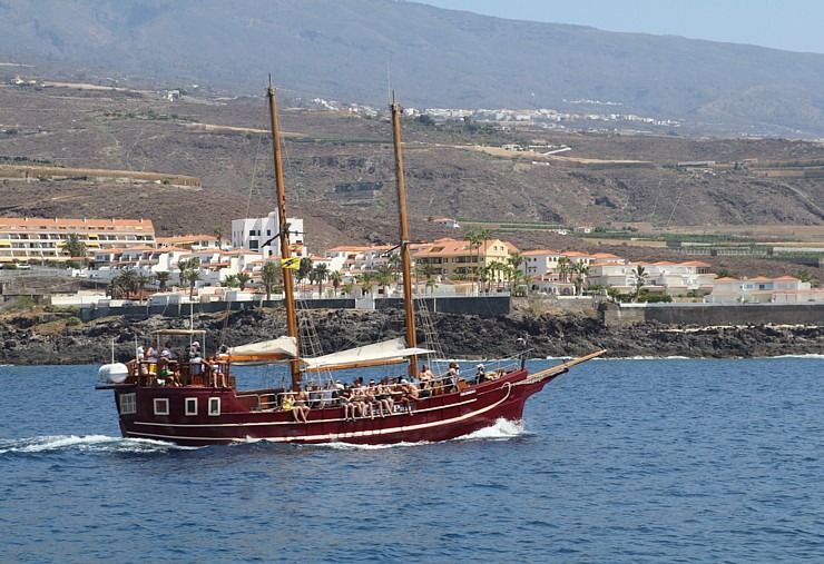 Travelnews.lv ar katamarānu dodas Atlantijas okeānā gar Tenerifes salas piekrasti 309671