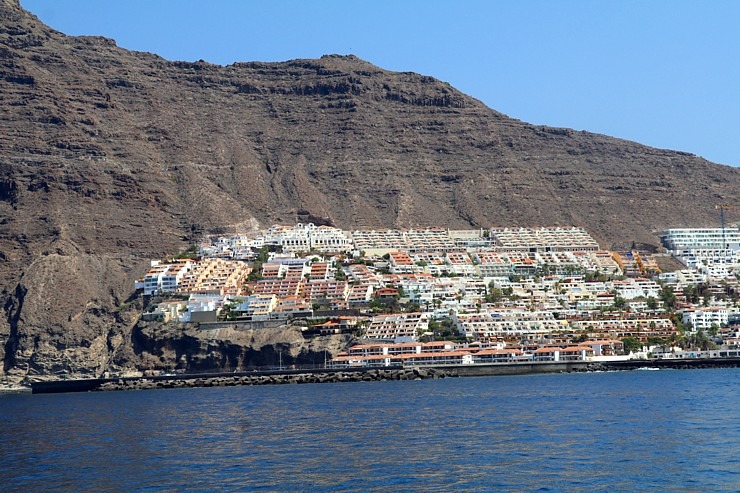 Travelnews.lv ar katamarānu dodas Atlantijas okeānā gar Tenerifes salas piekrasti 309672