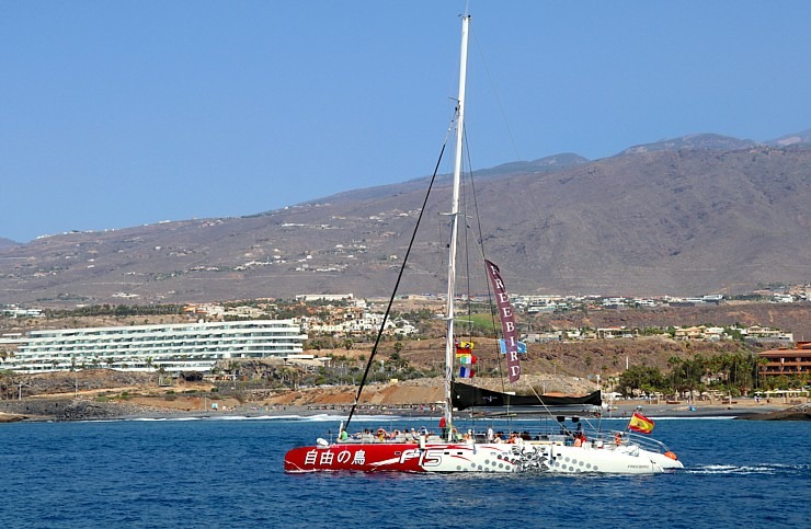 Travelnews.lv ar katamarānu dodas Atlantijas okeānā gar Tenerifes salas piekrasti 309653