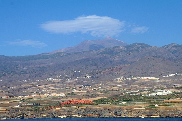 Travelnews.lv ar katamarānu dodas Atlantijas okeānā gar Tenerifes salas piekrasti 309654