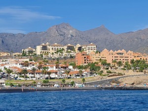 Travelnews.lv ar katamarānu dodas Atlantijas okeānā gar Tenerifes salas piekrasti 13