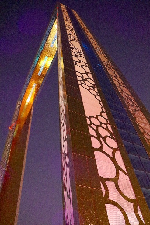 Travelnews.lv vakara gaismā apmeklē 150 metru augsto Dubaijas rāmi «Dubai Frame» 311575