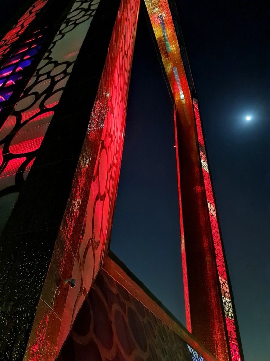 Travelnews.lv vakara gaismā apmeklē 150 metru augsto Dubaijas rāmi «Dubai Frame» 311544