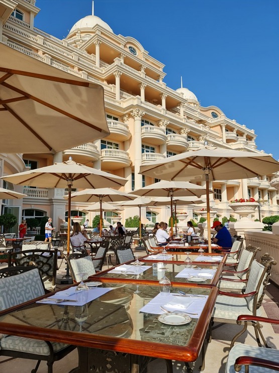 Travelnews.lv izbauda Dubaijas luksus viesnīcas «Raffles The Palm Dubai» bagātīgo ēdienkarti 311577
