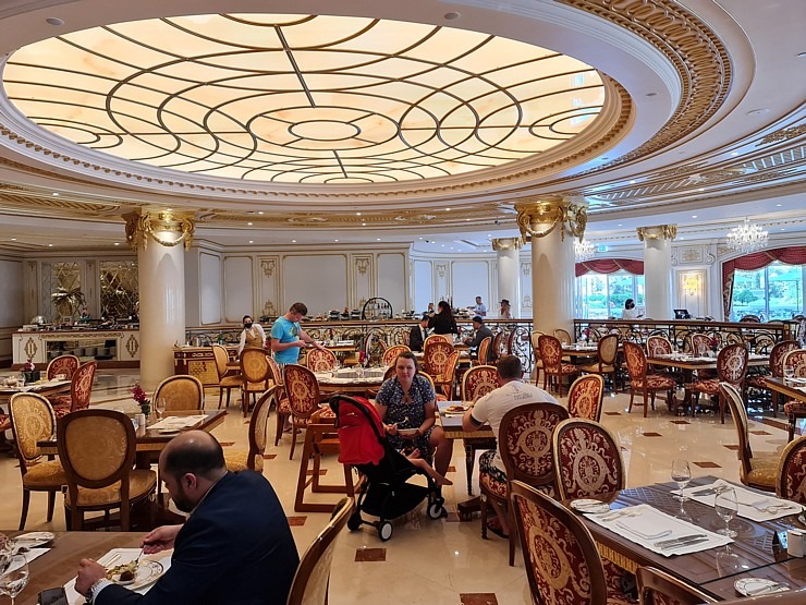 Travelnews.lv izbauda Dubaijas luksus viesnīcas «Raffles The Palm Dubai» bagātīgo ēdienkarti 311578