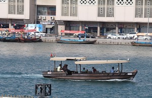 Travelnews.lv Dubaijas vecpilsētā pārvietojas ar savdabīgu ūdens taksometru 16