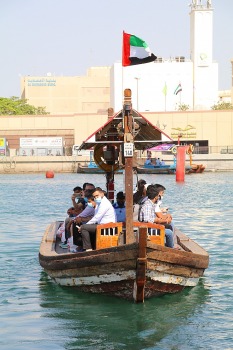 Travelnews.lv Dubaijas vecpilsētā pārvietojas ar savdabīgu ūdens taksometru 4