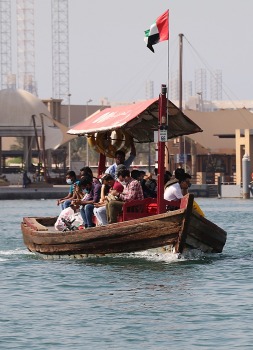 Travelnews.lv Dubaijas vecpilsētā pārvietojas ar savdabīgu ūdens taksometru 9