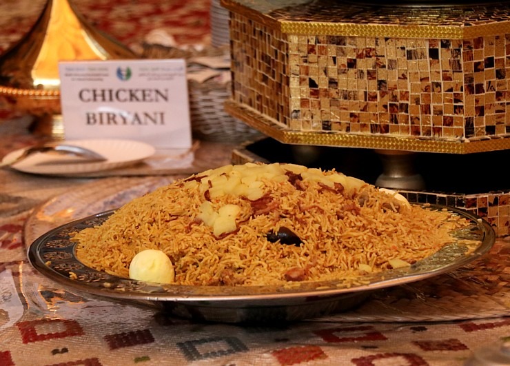 Travelnews.lv izbauda vietējo ēdienu Dubaijas Kultūras centrā 311766
