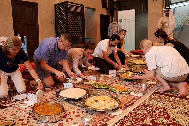 Travelnews.lv izbauda vietējo ēdienu Dubaijas Kultūras centrā 311773