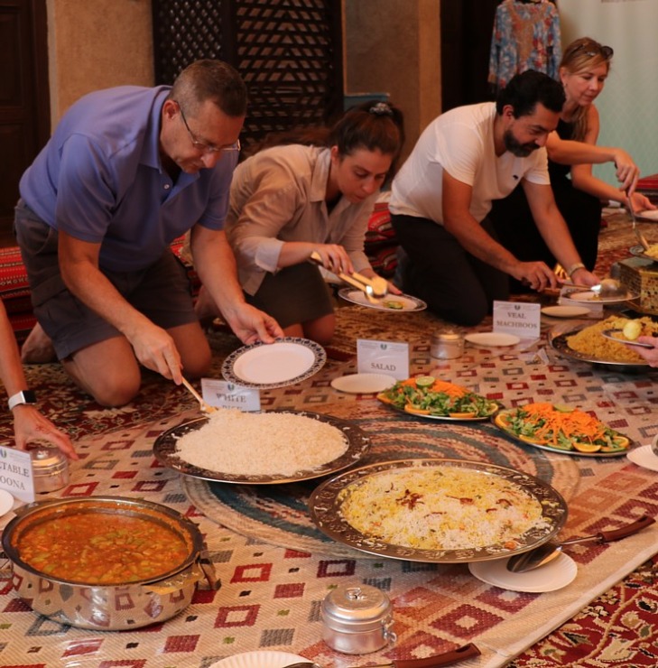 Travelnews.lv izbauda vietējo ēdienu Dubaijas Kultūras centrā 311774