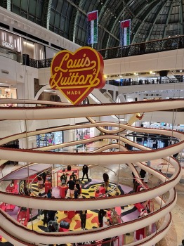 Travelnews.lv Dubaijas lielveikalos konstatē, ka daudzu zīmolu cenas ir augstākas nekā Latvijā 16