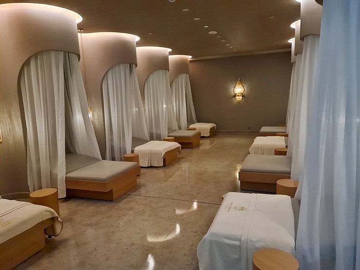 Iepazīstam Dubaijas luksus viesnīcas «Raffles The Palm Dubai» spa kompleksu «Cinq Mondes Spa» 312175
