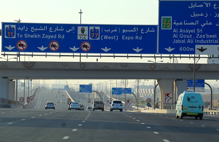 Skati Dubaijas satiksmi, tiltus, rūpnīcas un ceļa zīmes 312267
