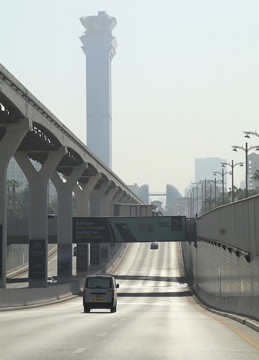 Skati Dubaijas satiksmi, tiltus, rūpnīcas un ceļa zīmes 312268