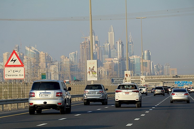 Skati Dubaijas satiksmi, tiltus, rūpnīcas un ceļa zīmes 312269