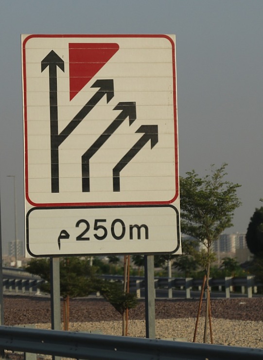 Skati Dubaijas satiksmi, tiltus, rūpnīcas un ceļa zīmes 312275