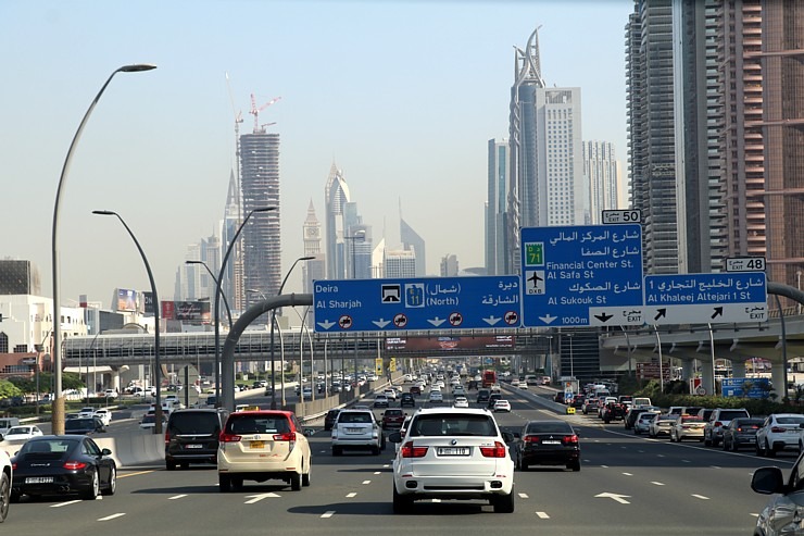 Skati Dubaijas satiksmi, tiltus, rūpnīcas un ceļa zīmes 312286
