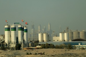 Skati Dubaijas satiksmi, tiltus, rūpnīcas un ceļa zīmes 16