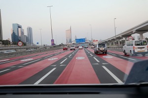 Skati Dubaijas satiksmi, tiltus, rūpnīcas un ceļa zīmes 20