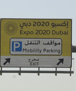 Skati Dubaijas satiksmi, tiltus, rūpnīcas un ceļa zīmes 28