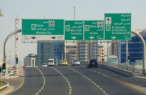 Skati Dubaijas satiksmi, tiltus, rūpnīcas un ceļa zīmes 29
