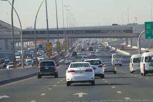 Skati Dubaijas satiksmi, tiltus, rūpnīcas un ceļa zīmes 3