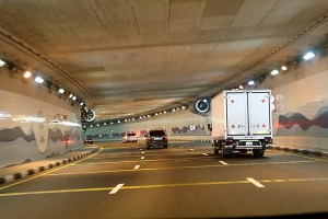 Skati Dubaijas satiksmi, tiltus, rūpnīcas un ceļa zīmes 34