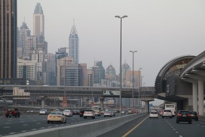 Skati Dubaijas satiksmi, tiltus, rūpnīcas un ceļa zīmes 35